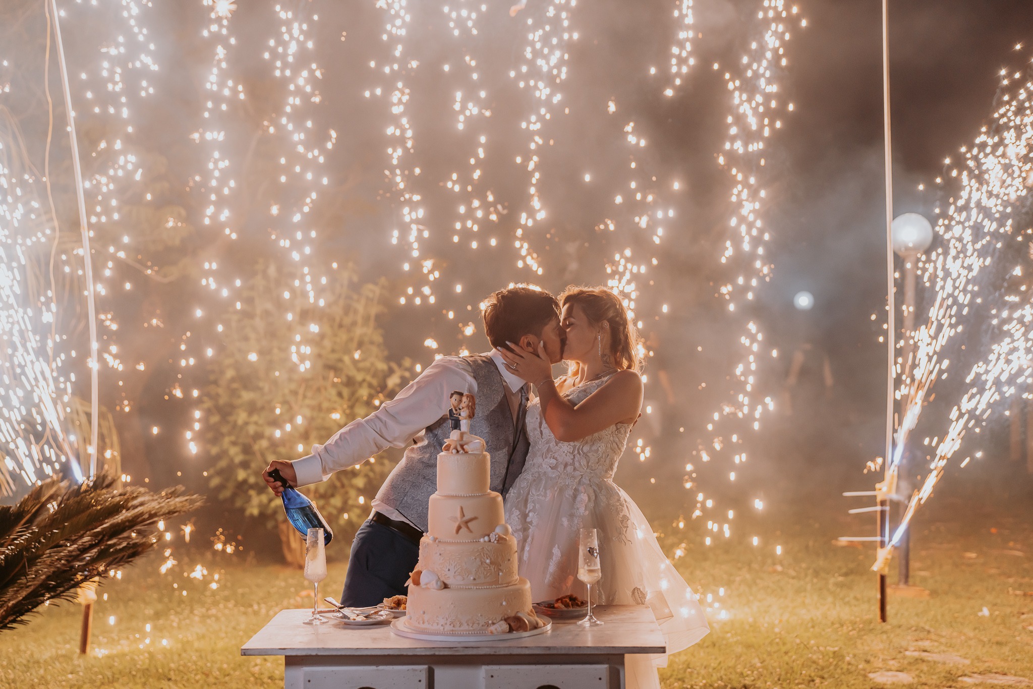 Couple au gâteau avec feux d’artifice